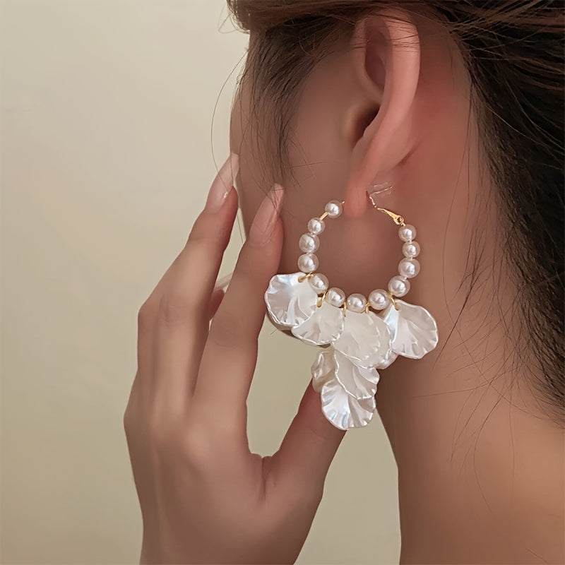 Creative Flower Petal Pendant Hoop Earrings Imitation Pearl Design Vintage Elegant Style For Women Wedding Party Ear Ornaments