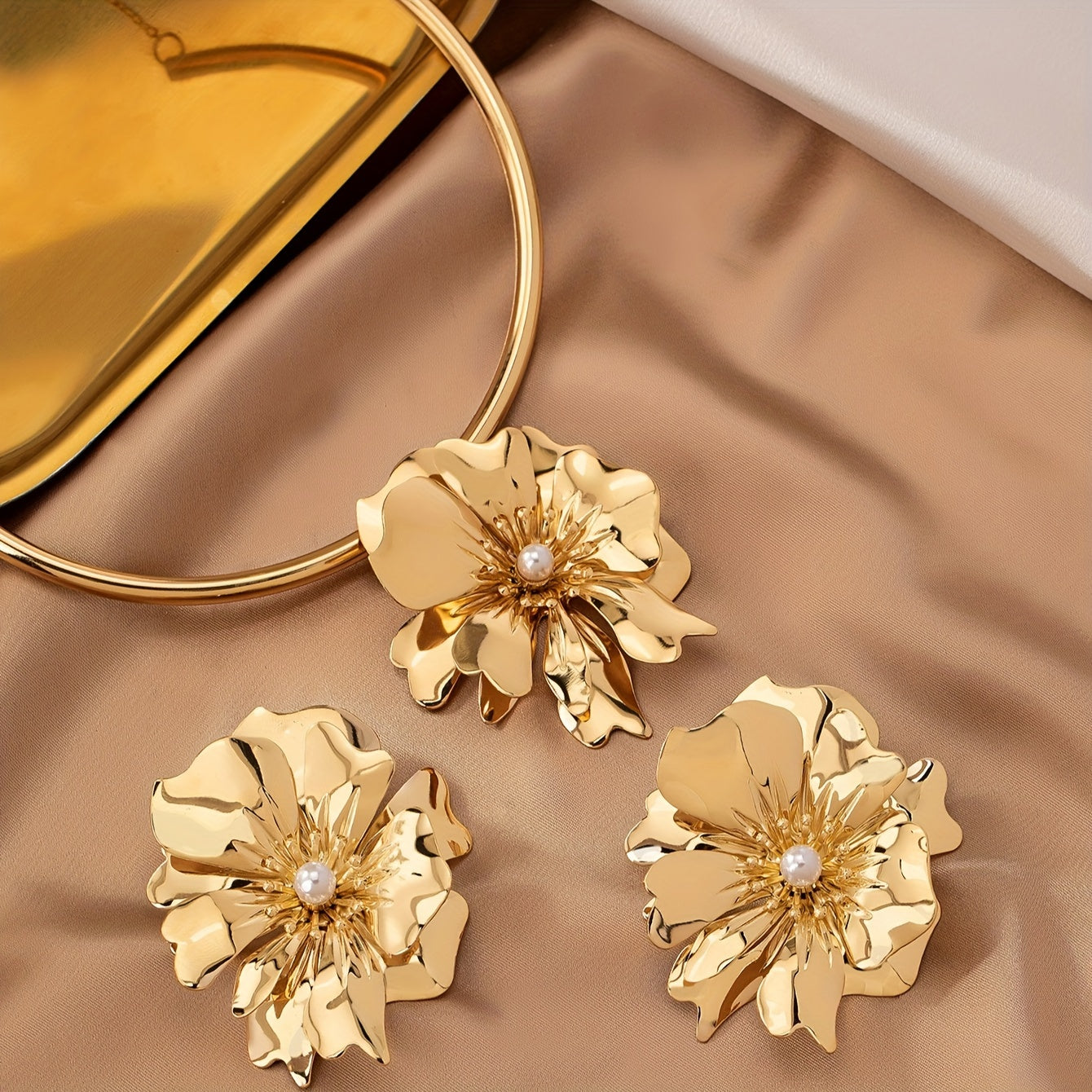 Exaggerated Golden Flower Design Dangle Earrings & Collar Elegant Luxury Style Iron Jewelry Delicate Holiday Jewelry Set